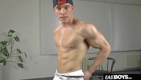 Sexy blonde shorts up with a sexy bodyt main