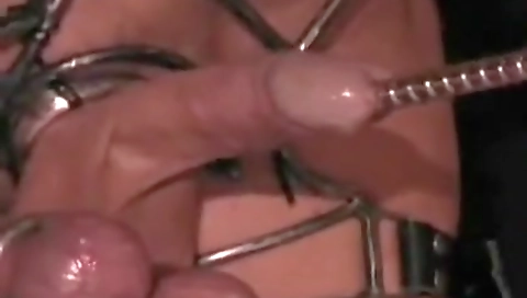 Tranny gets fucked by twoles