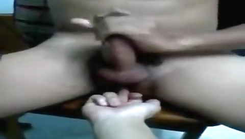 Mariat cookien fingers her pussy