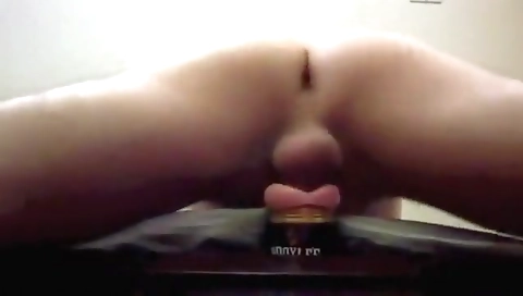 Mature woman fucking her tight pussy